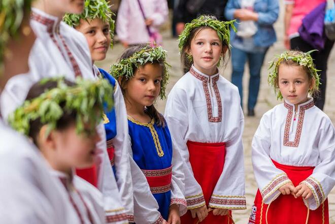 Лазарка на 2 годинки се включи в празника в Етъра (ГАЛЕРИЯ)