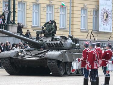 Грандиозен военен парад за първи път от 7 години! Армията показа мощ