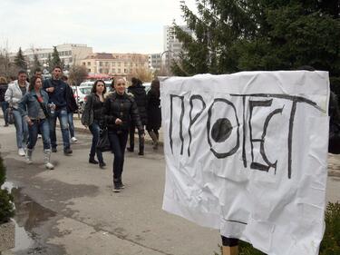 Студенти на протест пред министерството на Кунева
