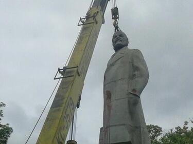 В Одеса демонтираха последния паметник на Ленин