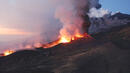 Вулканът Етна се събуди, започна да бълва лава и пепел