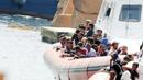 Нова трагедия в Средиземно море! Лодка с 500 мигранти потъна, издирват 200