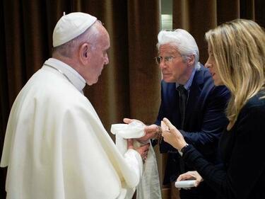 Папата награди Гиър, Клуни и Хайек за благотворителност
