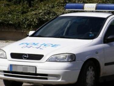 Младеж се натресе в патрулка в Ихтиман и се нахвърли върху полицаите