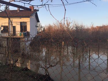 30 къщи под вода след снощния порой в Кавловско