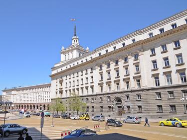 Парламентът кове закони под стъкления купол на още по-висока цена