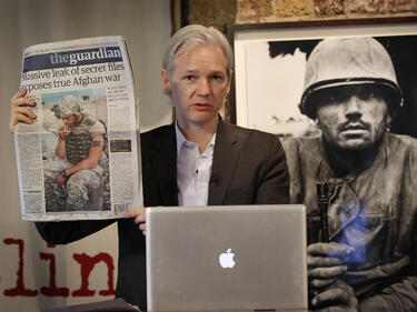 Интерпол издирва създателя на WikiLeaks