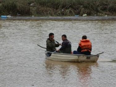 Водолази и спасители още търсят младежа, който изчезна в Марица