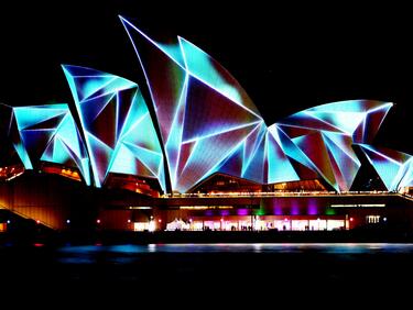 Операта в Сидни - окъпана в светлини
