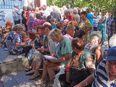 Стотици пенсионери и ученици висят на опашки в жегите във Варна