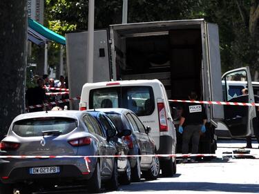 Сапьори взривиха подозрителен пакет в Ница