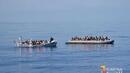 Италианци задържаха каналджии в кораб с 400 мигранти и 16 трупа на борда