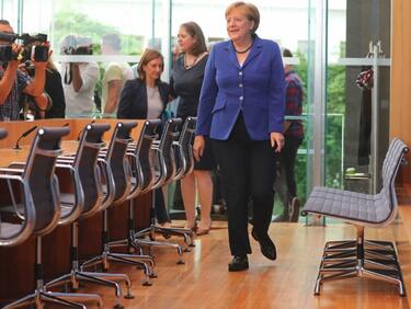 Меркел си знае нейното: Ще се справим със ситуацията