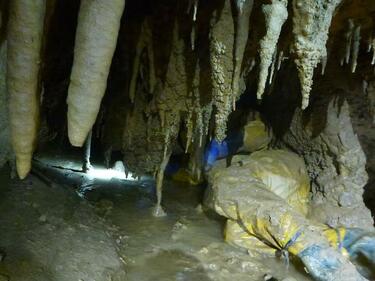 Пещерняци алармират: Карлуковския карстов район е отровен!