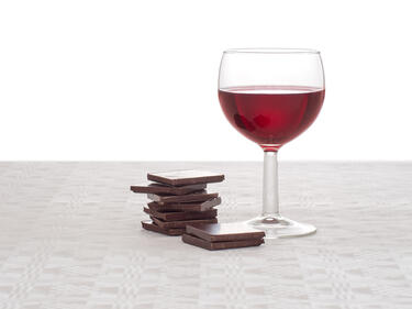 Червеното вино, черният шоколад и малините забавят болестта на Алцхаймер 
