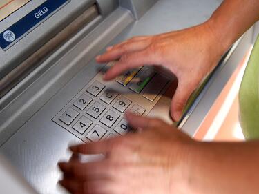 Крадци задигнаха над 100 бона от банкомат в София