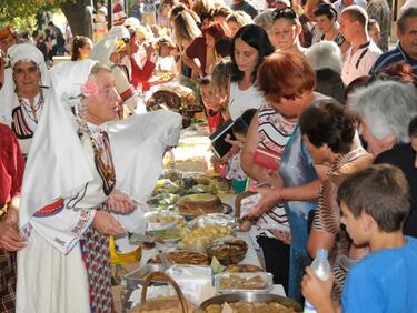 Кулинарен фестивал събра българи и чужденци в Ивайловград