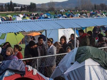 Гонят всички бежанци от Гърция до края на 2017 г.