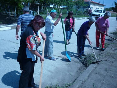 Над 2500 безработни ще чистят и гледат възрастни в своите населени места