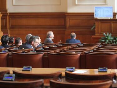 Извънредното заседание на парламента пропадна след липса на кворум