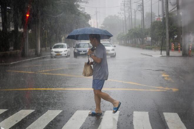 Страховит тайфун се стовари върху Филипините (СНИМКИ)