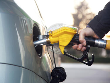 Бензин и дизел няма да поскъпват много до началото на 2018 г.