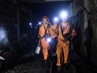 Взрив в китайска мина уби 15 и блокира 18 работници