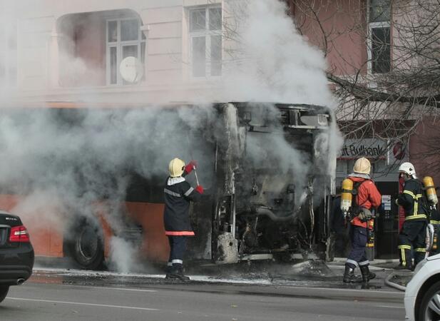 Автобус на градския транспорт се запали в движение (СНИМКИ)
