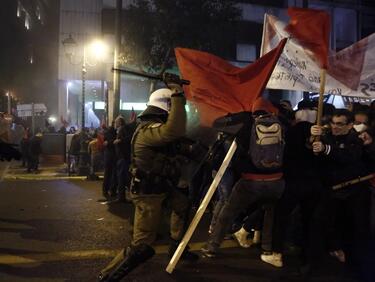 Гърците посрещна Обама с масови многохилядни протести