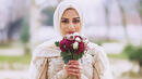 Нова мода! Все повече нашенки минават под венчилото с бежанци