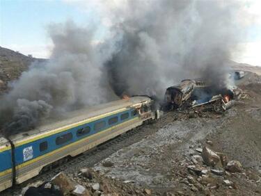 Влакова катастрофа отне живота на 33-ма в Иран