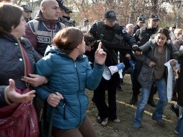 Турската полиция пощуря! Млати с палки протестиращи жени