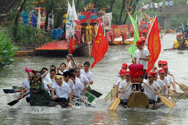 Всяка лодка, участваща в състезанието, има глава на дракон и люспеста опашка.