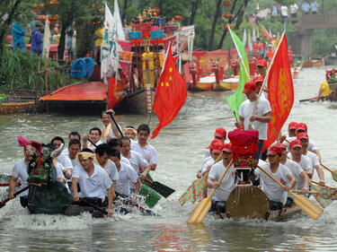Лодки-дракони се надпреварваха в Китай