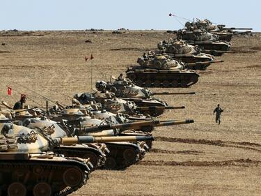 Турция трупа танкове и оръдия по сирийската граница