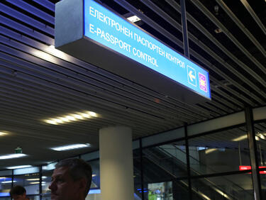 Пътници блокирани с часове на летище София