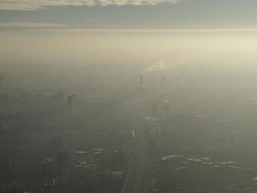 Спират колите в Париж и Лион заради смога