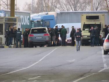 Гневни ТИР-аджии блокираха входа с Румъния