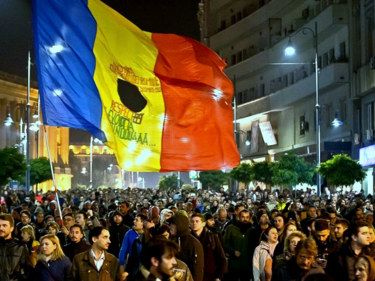 Четвърта нощ на масови протести в Румъния