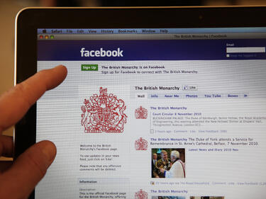 Спада интересът към Facebook