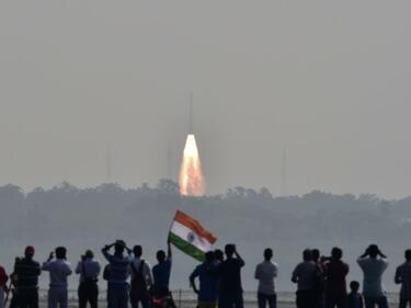 Индийска ракета изведе в орбита рекордните 104 спътника