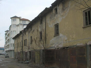 Още една опасна сграда в Благоевград плаши минувачите