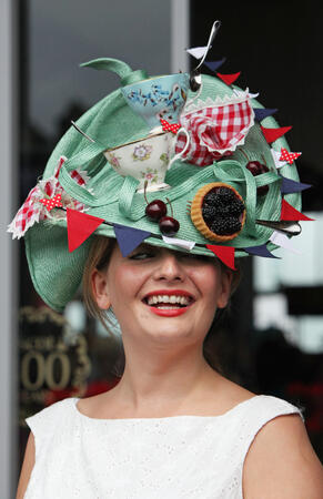 Парад на най-екстравагантните шапки в Роял Аскот