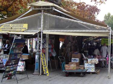 Фандъкова: Книжният пазар на "Славейков“ остава, но без кашоните