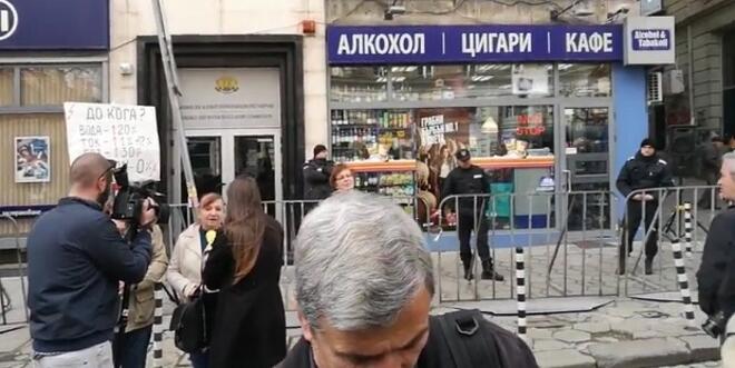 Будни граждани блокираха бул. "Дондуков" пред сградата на КЕВР (ВИДЕО/СНИМКИ)