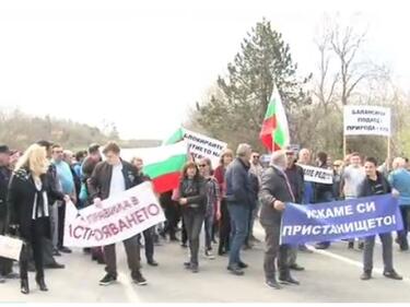 Блокада на пътя Бургас-Царево, но заради протести