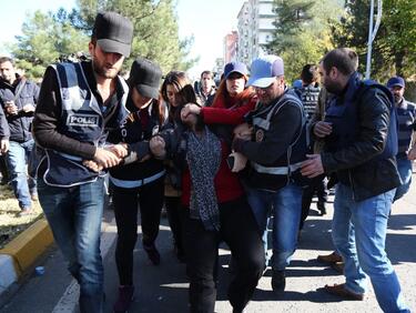 Арести на журналисти в Турция часове преди референдума