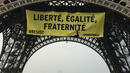 Айфеловата кула осъмна с лозунг на "Грийнпийс" срещу Льо Пен (ВИДЕО)

