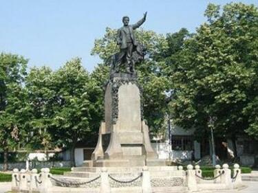 Реставрират паметника на Васил Левски в Карлово