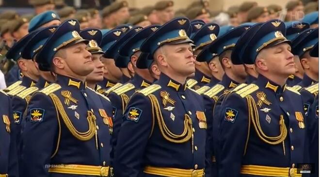 Без авиация премина Парадът на победата в Москва (СНИМКИ)